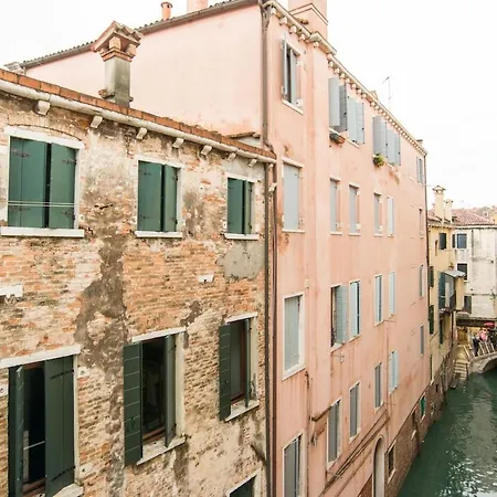 Live As A Real Venetian *